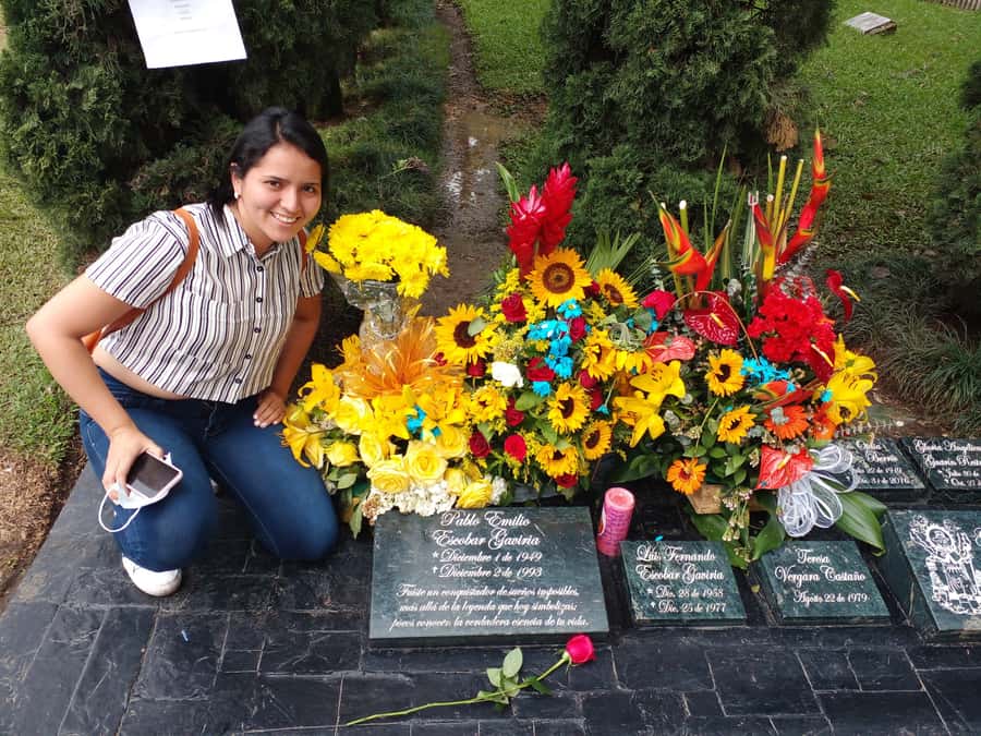 Medellin: Tour Pablo Escobar Privado Con Guia Local - The cemetery and Escobar’s family connection