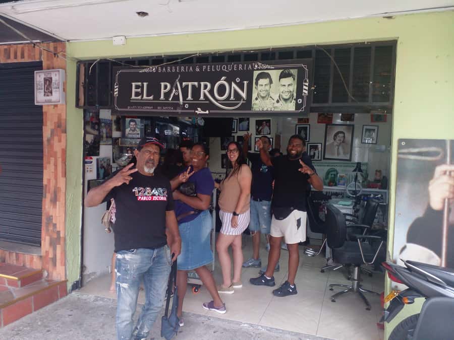Medellin: Tour Pablo Escobar y Comuna 13 Privado - The guide makes or breaks the experience