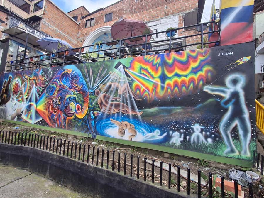 Medellin: Tour Pablo Escobar y Comuna 13 Privado - The Pablo Escobar mural and neighborhood