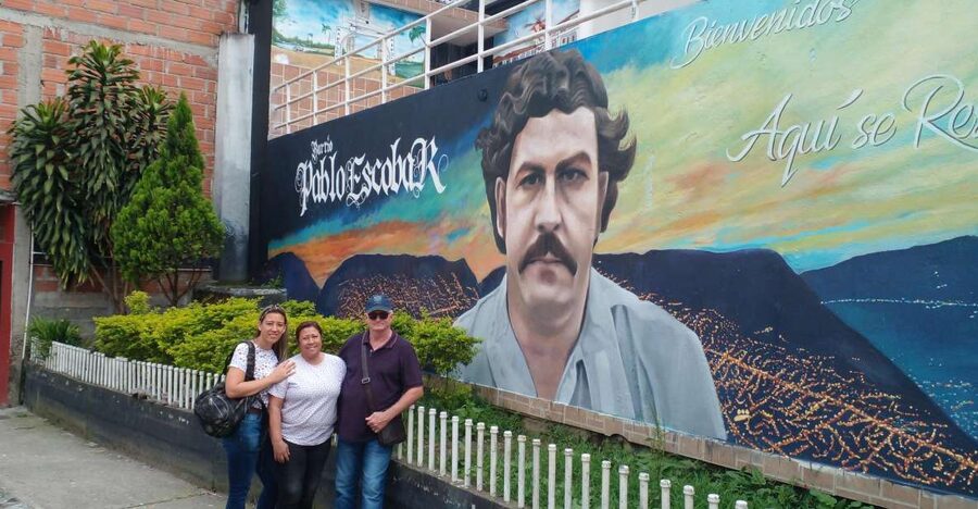Medellin: Tour Pablo Escobar y Comuna 13 Privado - Comuna 13 graffiti tour and the meaning of the murals