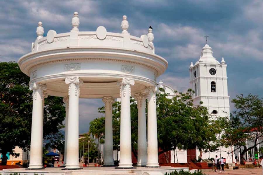 One Hundred Years of Solitude: Gabriel García Márquez - Lunch in Aracataca and the pace of the day
