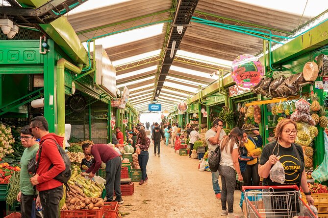 Paloquemao Market with Fruits and traditional food - Who will enjoy this experience most