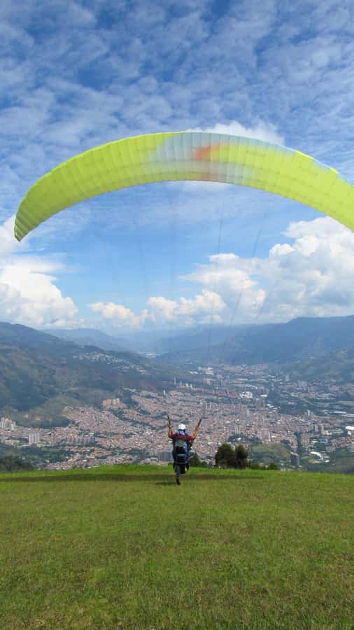Paraglide over beautiful Medellin - Breakfast Before Takeoff