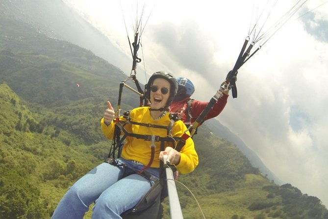 Paragliding Adventure with Transportation and Gopro Videos HD - Stop 1: Medellín from the road and the air