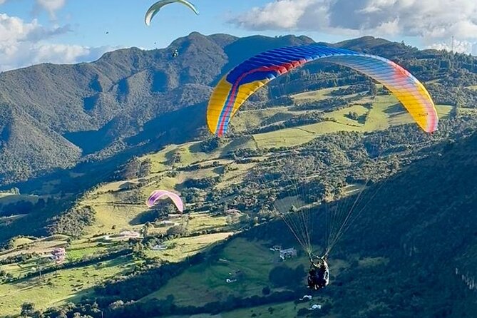 Paragliding flight in Guatavita with transport from Bogota - Key details before you book