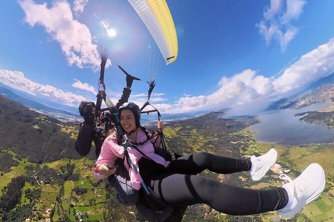 Paragliding flight in Guatavita with transport from Bogota - The 20-minute tandem paragliding flight