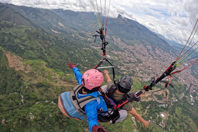 Paragliding flight in Medellin - The views over the Aburrá Valley