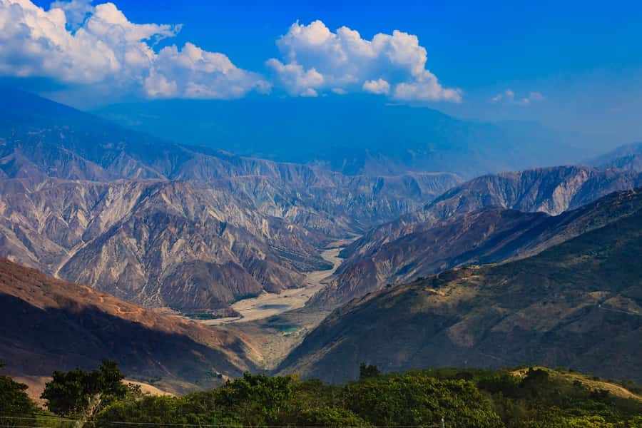 Paragliding in Cañon del Chicamocha - Reaching the hill and meeting the pilot