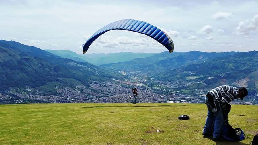 Paragliding the Andes from Medellín - The one-hour briefing is time well spent