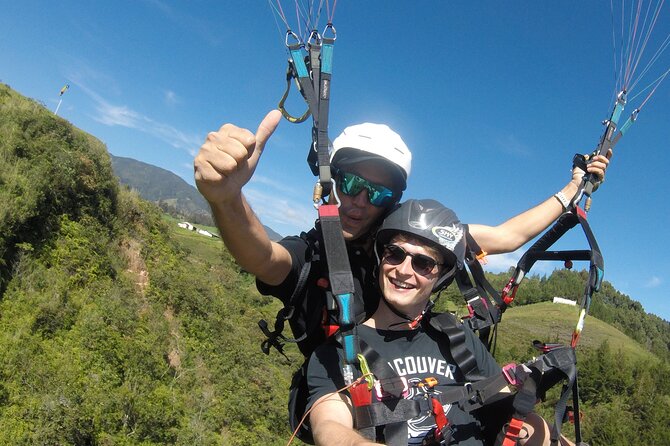 Parapente el sueño de volar - In the air: mountains, waterfalls, and the Aburrá Valley
