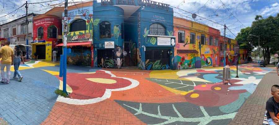 PEREIRA: PRIVATE TOUR OF MAIN SQUARES, HISTORICAL SITES + LOOKOUT POINT - Bolívar Square and the Naked Bolívar