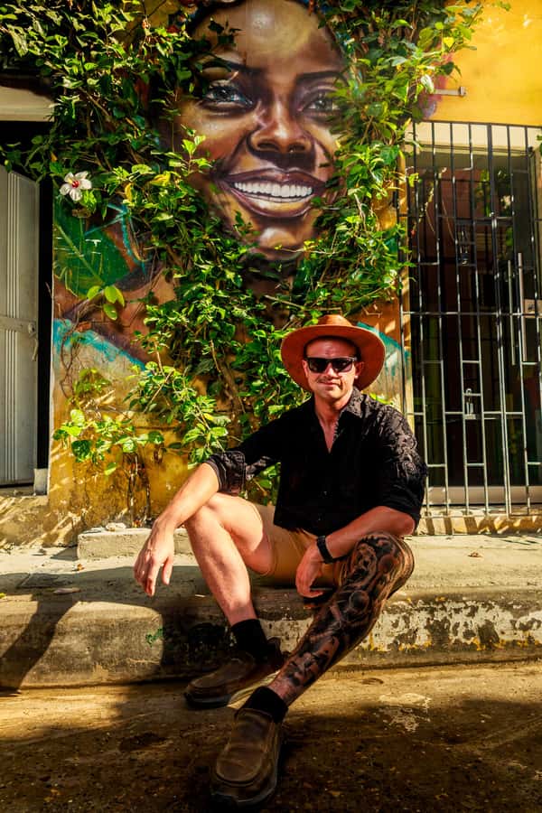 photo session through the streets of cartagena - A Customized Route Through Murals And Graffiti