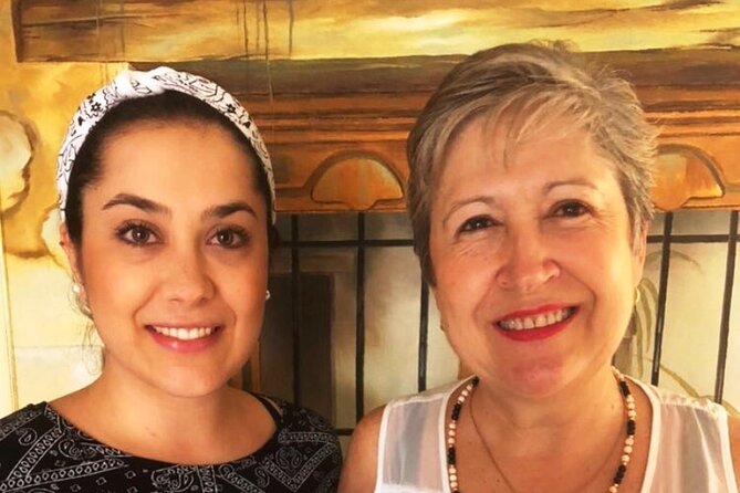 Plaza Minorista Tour and Home Cooking in Medellín with Daniela - Eating the meal together