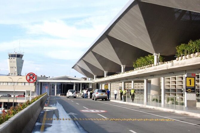 Private Arrival or Departure Transfer: Alfonso Bonilla Aragón Airport - Key points at a glance