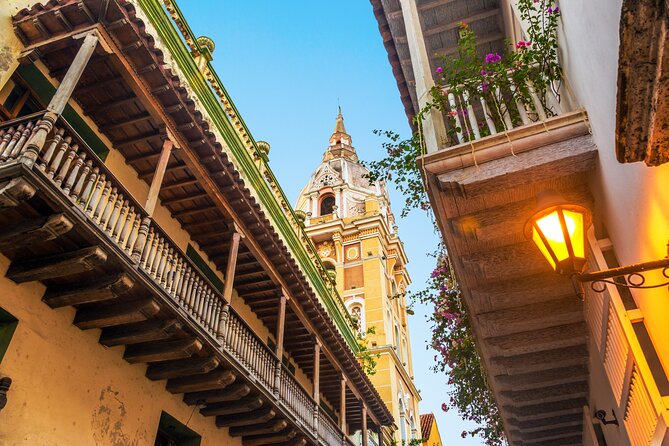 Private Cartagena Walking tour - Plaza Santo Domingo brings back the street energy