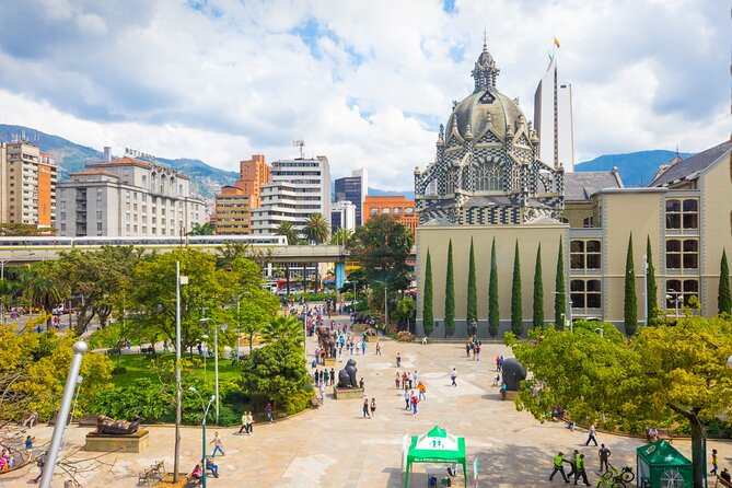 Private City Tour of Medellin with Metrocable and Commune 13 - Parques del Río: a modern start beside the water