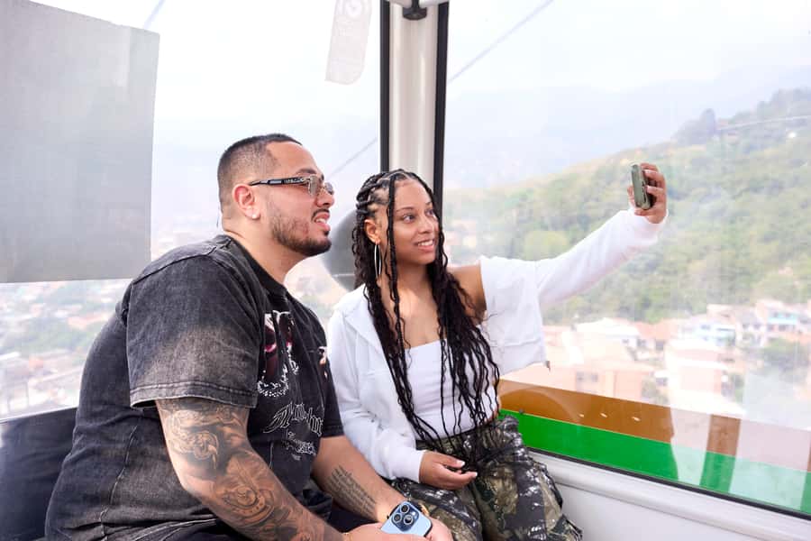 Private Tour Comuna 13 with Cable Car - Starting in Medellín and riding from San Javier