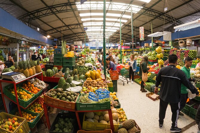 Private Tour of Paloquemao Square with Gastronomic Tasting - Tasting Colombian fruit, one bite at a time