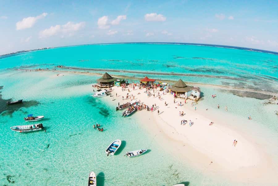San Andres: Acuario Key Premium Tour - The short boat ride to the Natural Aquarium
