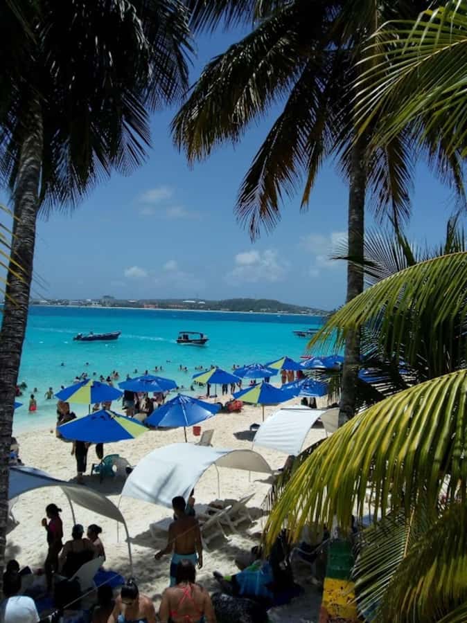 SAN ANDRES: BOAT TRANSFER + JOHNNY CAY - Crowds, weather, and the feel of the island