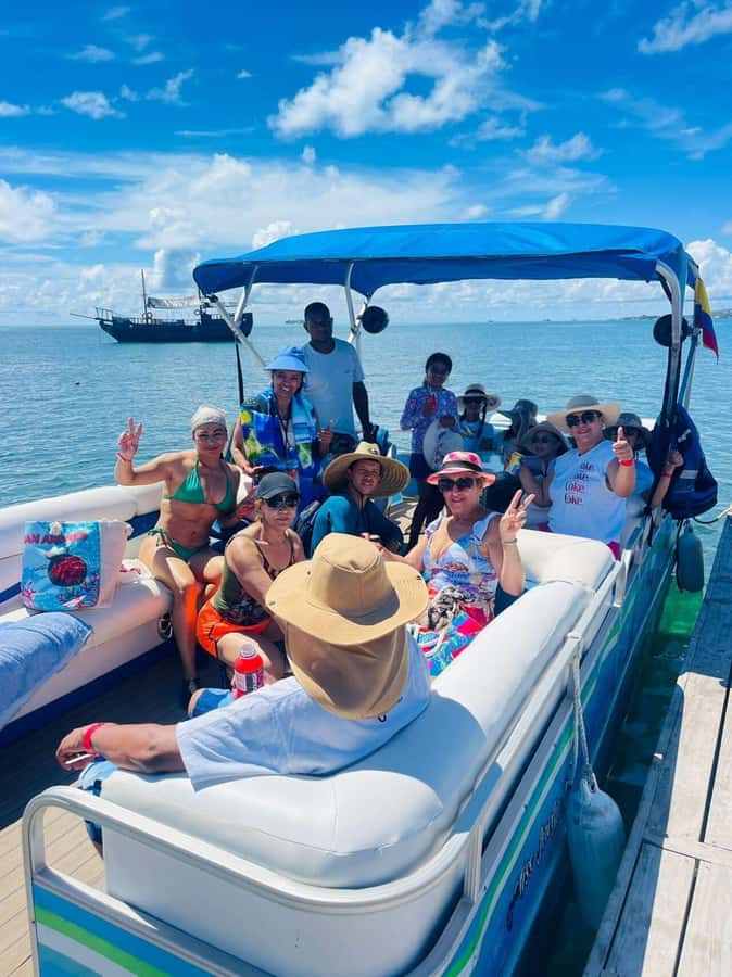 SAN ANDRES: FULL DAY SHARED PONTOON TOUR - White Watta: starfish, manta rays, and open-water viewing