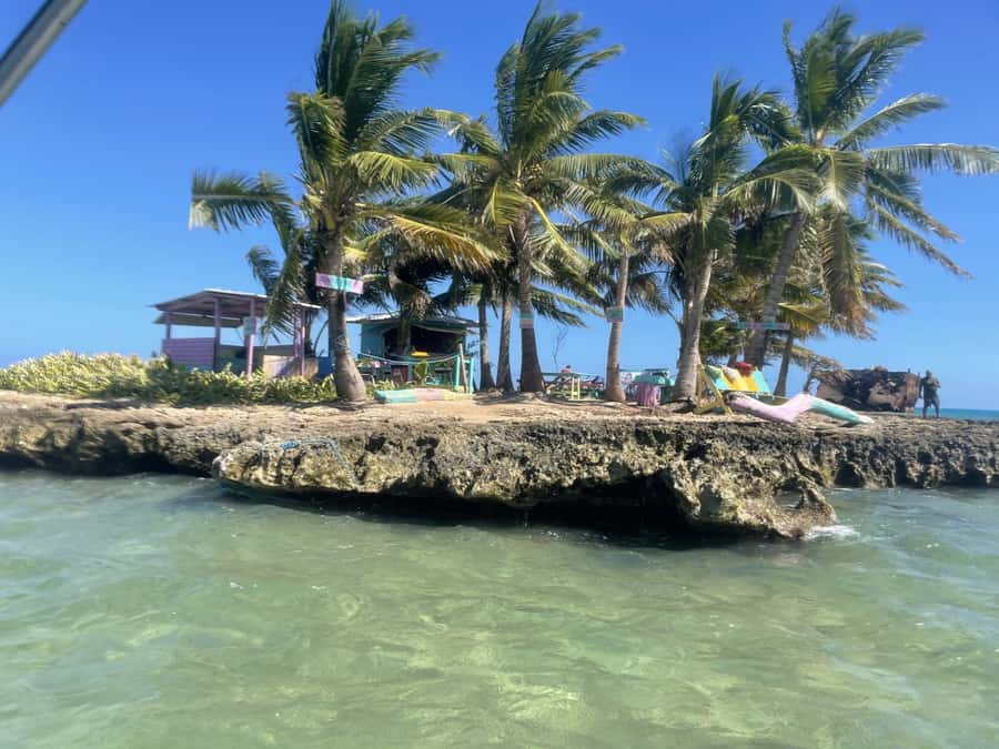 San Andrés: Island Pontoon Boat Tour - Finding Martinez Renta Autos on Avenida Newball