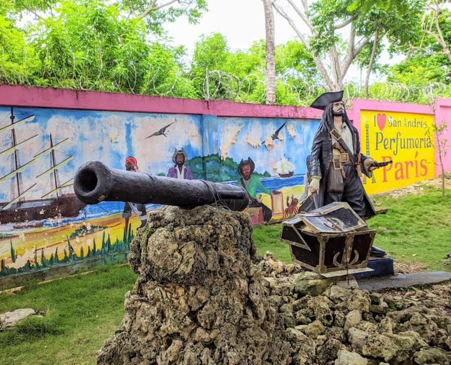 SAN ANDRES: Island Tour by Chiva + Hoyo Soplador - Morgan’s Cave and the pirate story