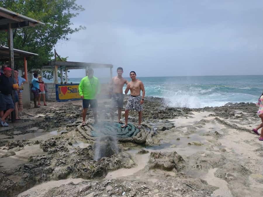 SAN ANDRES: Island Tour by Chiva + Hoyo Soplador - West View or Piscinita for a quick swim