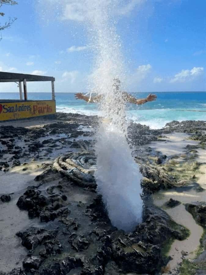 SAN ANDRES: Island Tour by Chiva + Hoyo Soplador - Casa Museo Isleña and the island’s older way of life