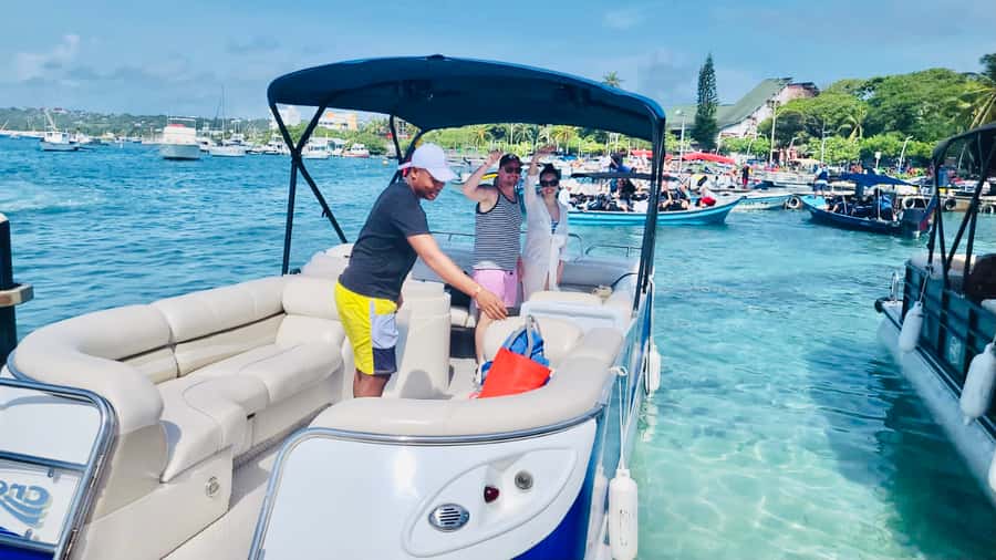San Andres: Private Boat Trip with Aquarium and Beach Stops - A private day on San Andrés water
