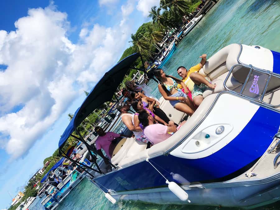 San Andres: Private Boat Trip with Aquarium and Beach Stops - What the $422 group price really buys