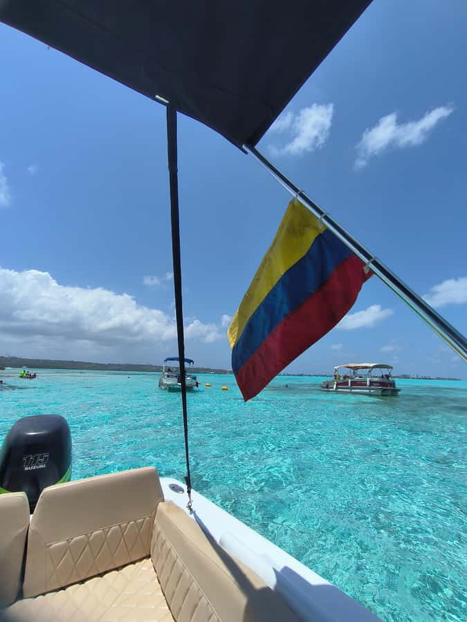 San Andres: Private San Andres Bay Tour by Luxury Speedboat - White coral sand and an island lunch