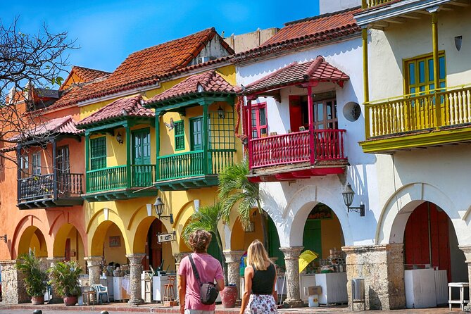 San Felipe Castle and Getsemani Walking Tour with tickets - Starting beneath the black umbrella in Getsemaní