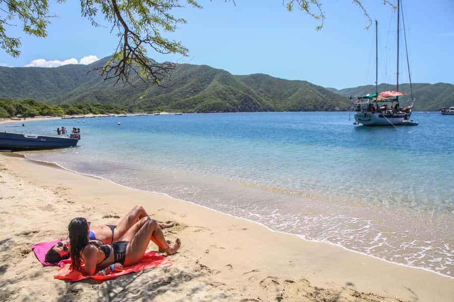 Santa Marta: Sailboat day tour to Tayrona Park - Lunch with fish, chicken, or a vegetarian option