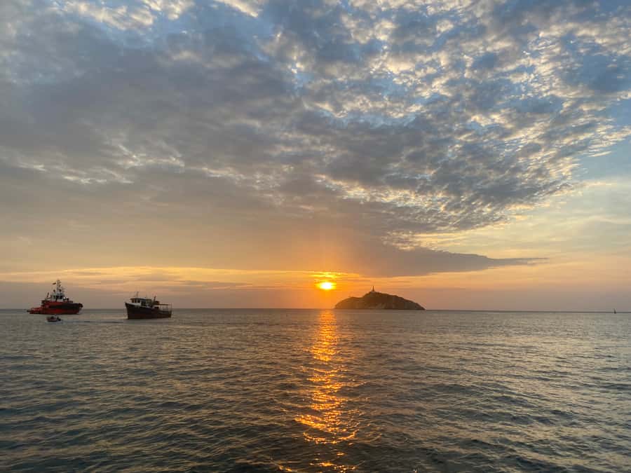 Santa Marta: Sunset Cruise Around the Bay - Meeting at Serena Tropical Bistro and Entering the Marina