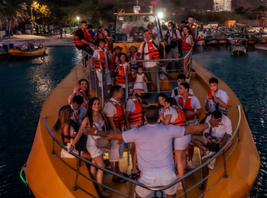 SANTAMARTA: Nocheblanca Tour on a Catamaran! - One hour of coastal views and cocktails