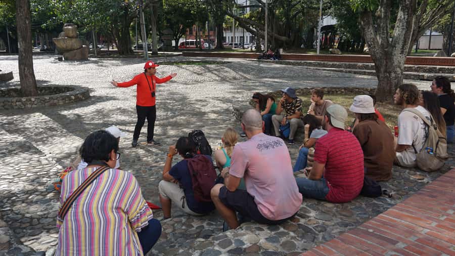 Shared Tour Cali's Salsa, Graffiti & Resistance Experience - The River Boulevard and the Curve