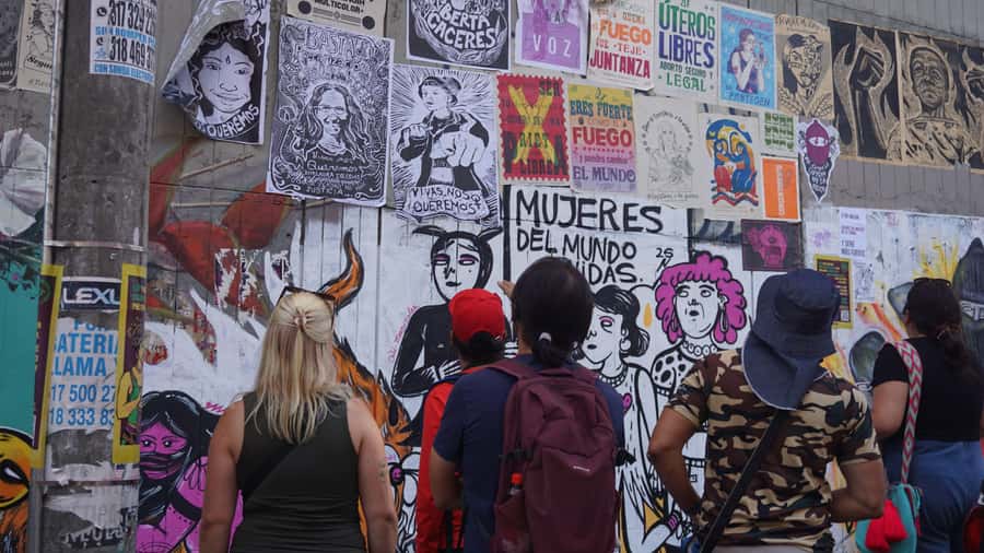 Shared Tour Cali's Salsa, Graffiti & Resistance Experience - Meeting under the red umbrellas