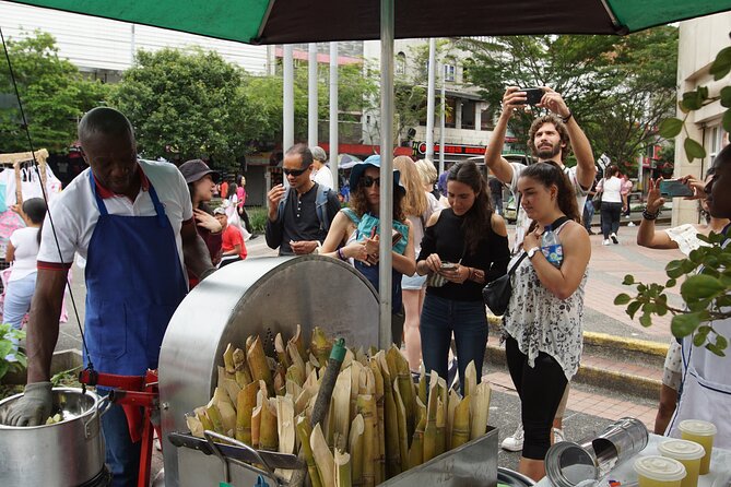 Shared Tour Historic Center of Medellin with Audio System - A short pause at De Papayita