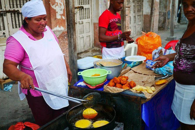 Street Food Tour of Cartagena - San Diego’s balconies and flower-filled streets