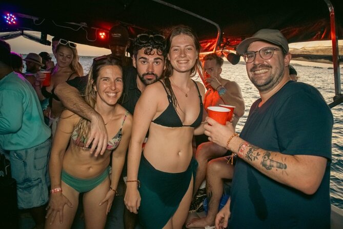 Sunset boat party - A welcome cocktail sets the tone