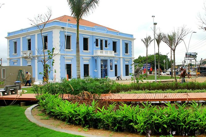 The center: Charm, Culture and Flavors - Paseo Bolívar: buildings, snacks, and the city center