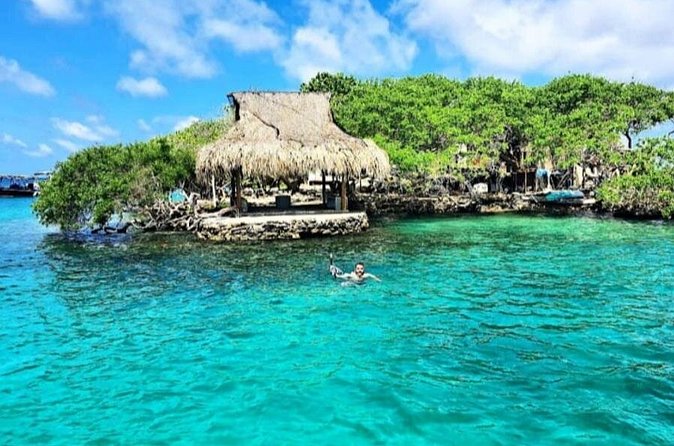 Tour 5 islands in Cartagena with snorkeling, lunch Charm Island - Lunch and a break at Isla del Encanto