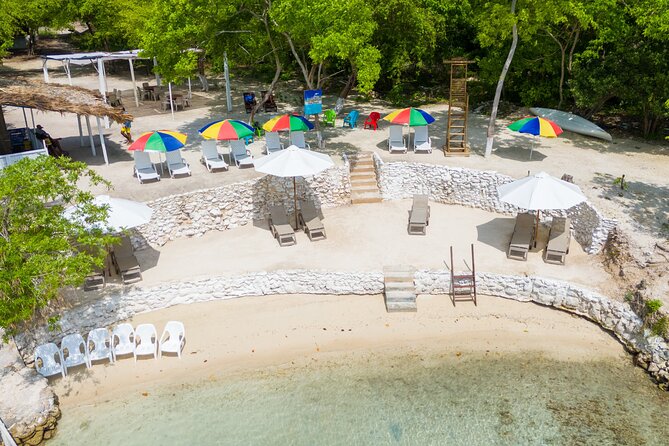Tour 5 islands of the rosary with drinks included - Isla Grande and Isla del Rosario bring the classic island scenery
