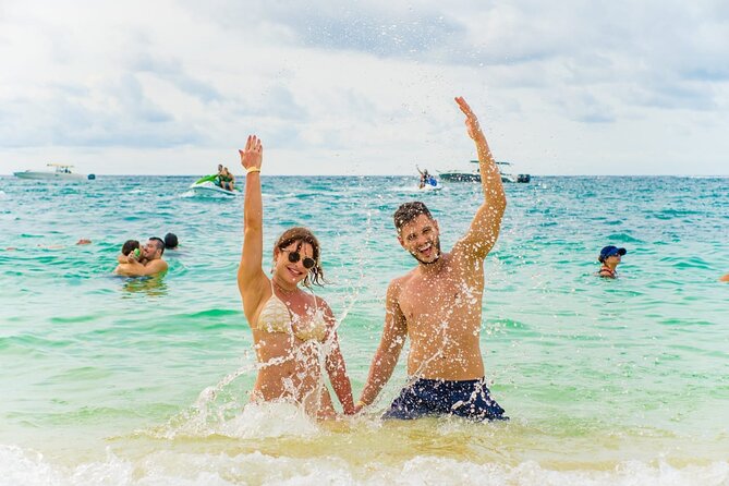 Tour 5 islands of the rosary with drinks included - Cholón is the day’s loudest and most social stop