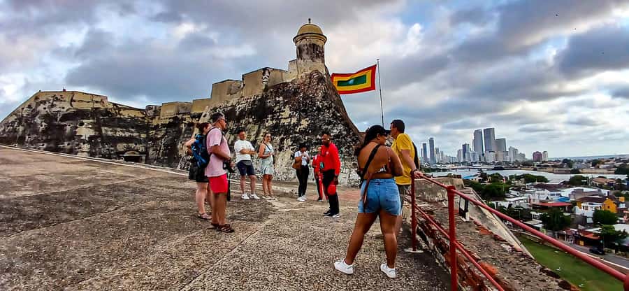 Tour Compartido al Castillo San Felipe de Barajas Cartagena - Walking from Getsemaní toward the Pedro Heredia Bridge