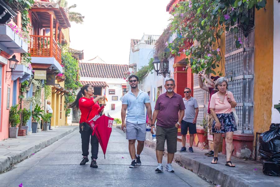Tour Compartido de Gabriel García Marquez en Cartagena - Starting beside Gertrudis in Santo Domingo Square