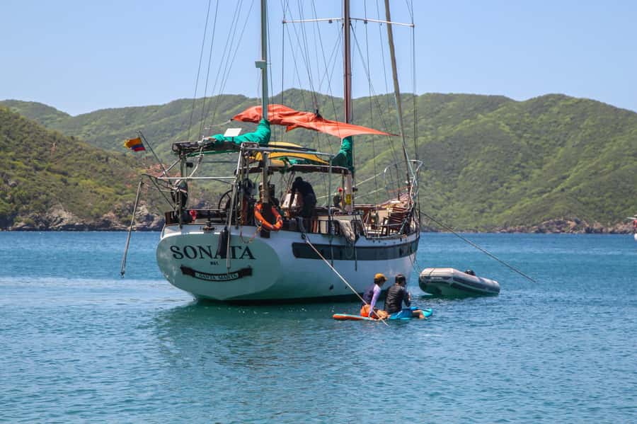 Tour en Velero a Bahía Concha Parque Tayrona - Arriving at Bahía Concha