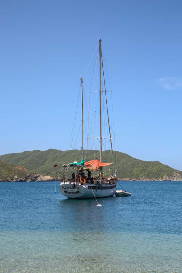 Tour en Velero a Bahía Concha Parque Tayrona - Grilled fish lunch at noon