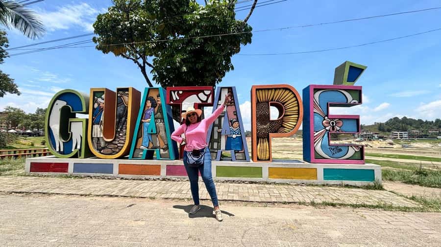 Tour Guatapé con visita a Granja de las Llamas y las Alpacas - Language, group size, and the real pace